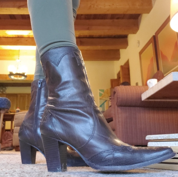 ANTONIO MELANI Shoes - Antonio Melani Leather Scalloped Boots